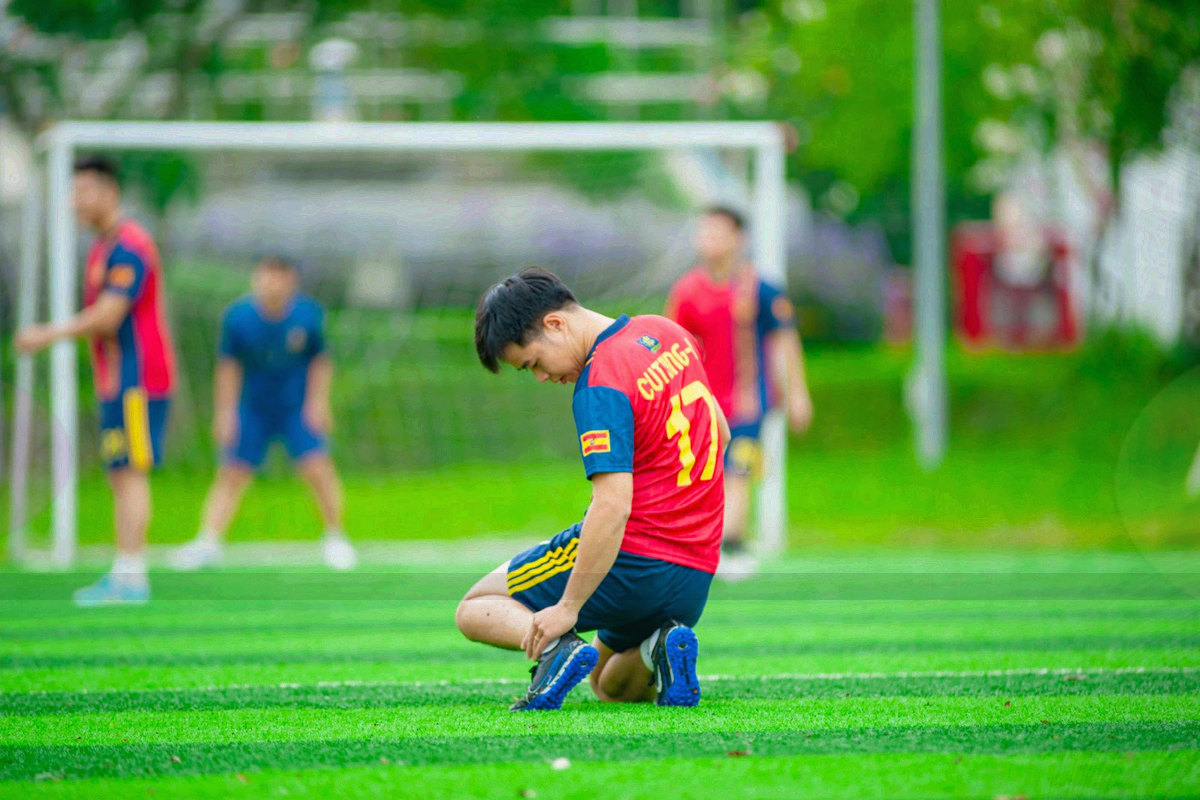 交锋走势线与赛季节点组成的数据网格抽象图形